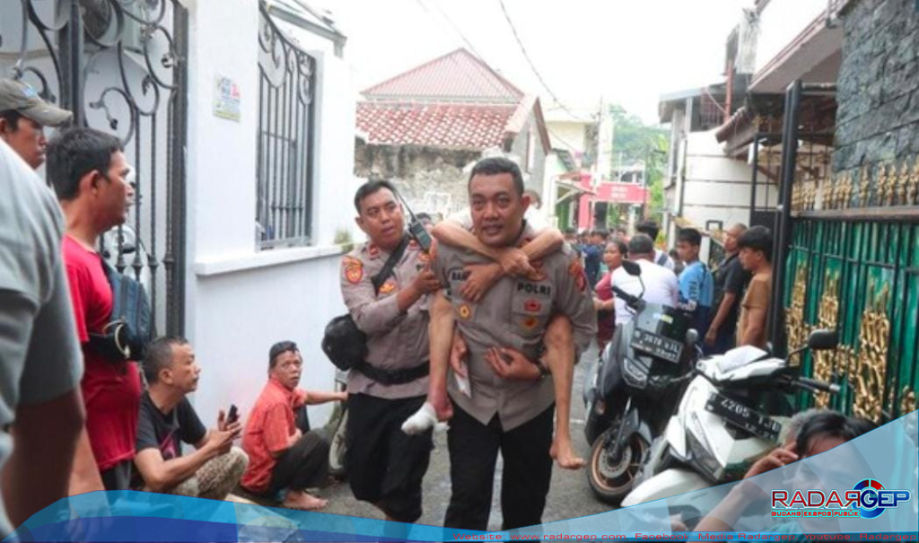 Polisi Gendong Lansia Terjebak Banjir di Cawang